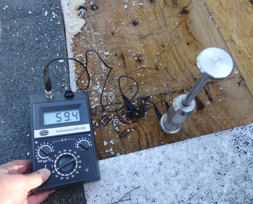 Feuchtigkeitsanalyse an Holzwerkstoffen am Flachdach in Bonn Detailaufnahme einer Messung mittels Hydromette RTU 600 an einer OSB-Platte; der Wert von 59,4 M-% belegt eine schwere Durchfeuchtung der Flachdach-Unterkonstruktion.