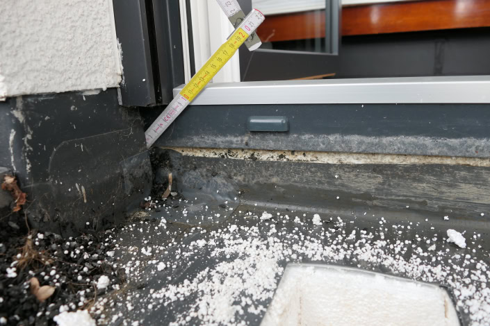 Wasserschaden-Dachterrasse-Gutachten Wassereintritt über einen unzureichend erstellten Abdichtungsanschluss an der Terrassentür in Duesseldorf - Mettmann