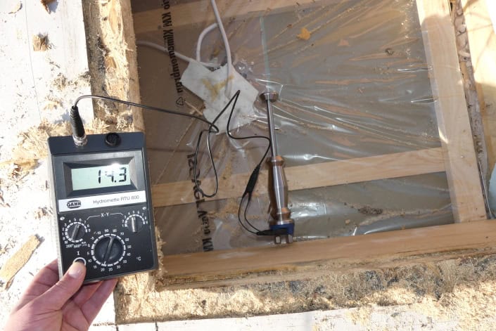 Holzfeuchtemessung Holzfeuchtemessung in unbelüftetem Flachdach in Holzbauweise mit heller Abdichtung