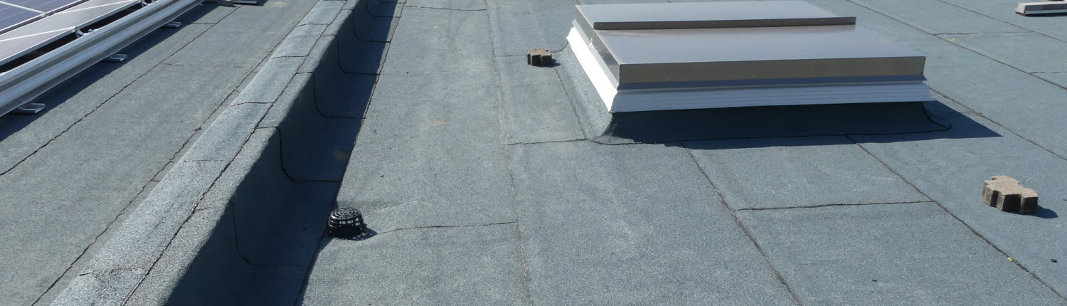 Gutachterliche Abnahme einer Flachdach-Sanierung in Düsseldorf Abschließende Übersicht eines sanierten Flachdachs inklusive Entwässerungselementen, Lichtkuppeln und Solaranlage zur Erstellung des Fachgutachtens im Raum Düsseldorf.